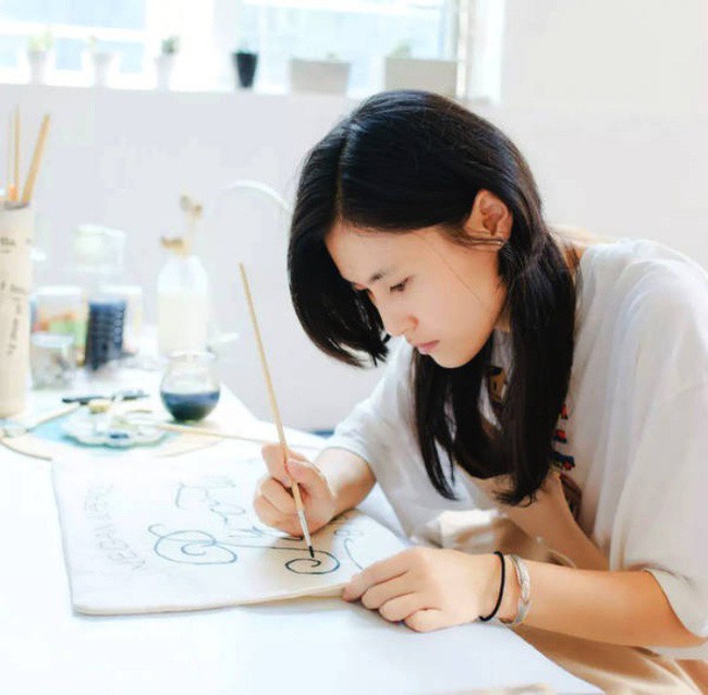 Cô gái tỉ mẩn trang trí cho ngôi nhà của mình.