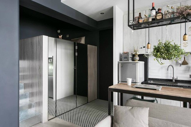 Thiết kế lưu trữ cao với những chai lọ bắt mắt rất hợp kiểu phòng studio.