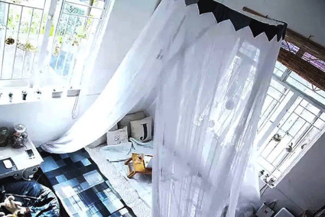 Góc nghỉ ngơi được may nệm từ những chiếc quần jeans đã cũ.