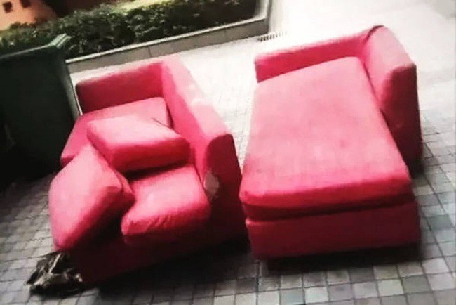 Sofa được Jing may lại lớp bọc nệm.