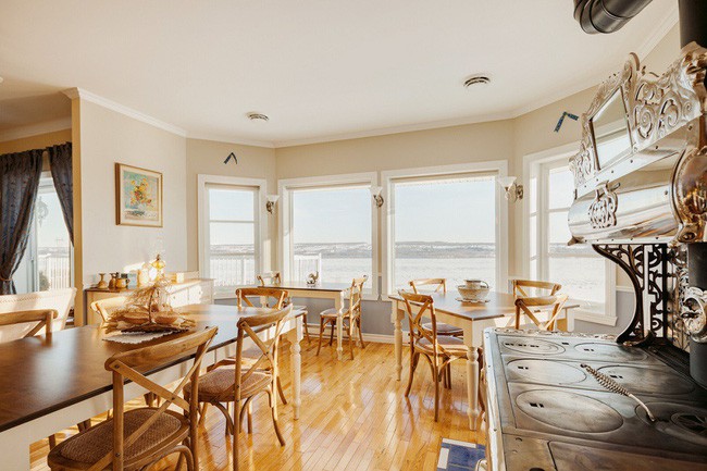 4. Biên tập viên dự án Dabney Frake yêu thích căn bếp ở Kassandra Jense, thuộc sở hữu của một người Pháp. Mặc dù nó sở hữu các yếu tố phổ biến ngày nay nhưng vẫn cho cảm giác hợp thời trang và hiệu quả.