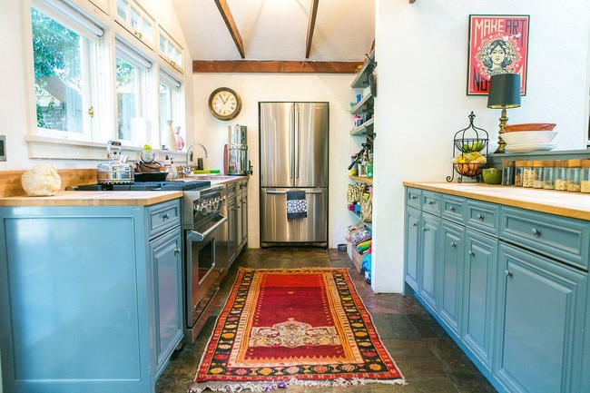 5. Biên tập viên thương mại Marshall Bright yêu thích nhà bếp Santa Monica hiện đại và thư giãn. Với thiết kế tương đối đơn giản, nhưng với nhiều chi tiết nhỏ lấy lòng đây sẽ là thiết kế nhà bếp ước mơ của nhiều người.