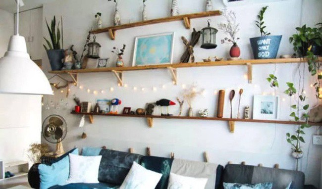 Kệ trang trí phía trên cũng là do Jing tự đóng.