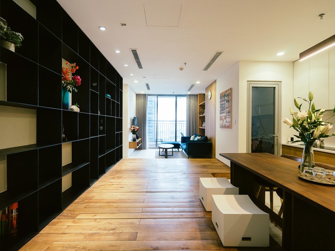 Căn hộ với diện tích 75 m2, nằm trên tầng 21 tại một khu đô thị có mật độ xây dựng cao ở Bình Thạnh, TPHCM. Chủ nhà mong muốn căn hộ là một không gian tiện nghi, rộng rãi, mở nhưng vẫn đầy đủ tính riêng tư khi cần thiết.