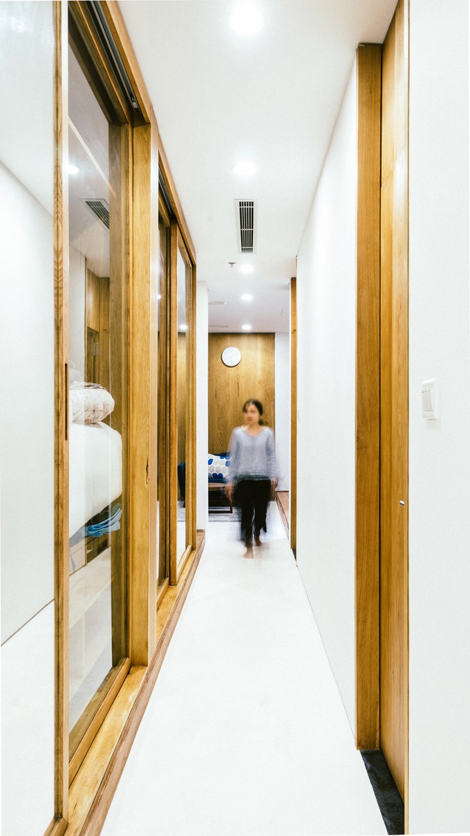 Đá mài mang cảm giác mát lạnh, gỗ tự nhiên tạo sự ấm áp. Sự đan xen của hai chất liệu này cũng là cách phân chia lại không gian và mang đến những trải nghiệm thú vị cho bước chân người đi.