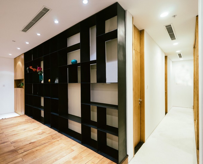 Các bức tường được bố trí những hệ kệ lớn với nhiều kích cỡ khác nhau, làm nơi lưu giữ những kỷ vật, những bức hình... của gia đình.