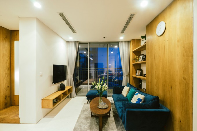 Đặc biệt, cao độ sàn thay đổi liên tục là một thủ pháp giúp phân định không gian một cách vô hình nhưng không làm mất đi liên kết tổng thể của ngôi nhà.