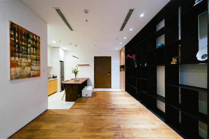 Không gian mở tạo nhiều khoảng trống cho trẻ nhỏ chạy nhảy và bày biện đồ chơi. Các thành viên trong gia đình cũng dễ dàng nhìn thấy và chăm sóc lẫn nhau.