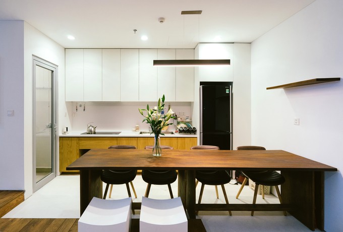 Bàn ăn được thiết kế thật lớn, ngoài mục đích dành cho việc ngồi ăn còn như một đảo bếp, khắc phục nhược điểm bếp nhỏ và thiếu tiện nghi của các căn hộ chung cư thường gặp.