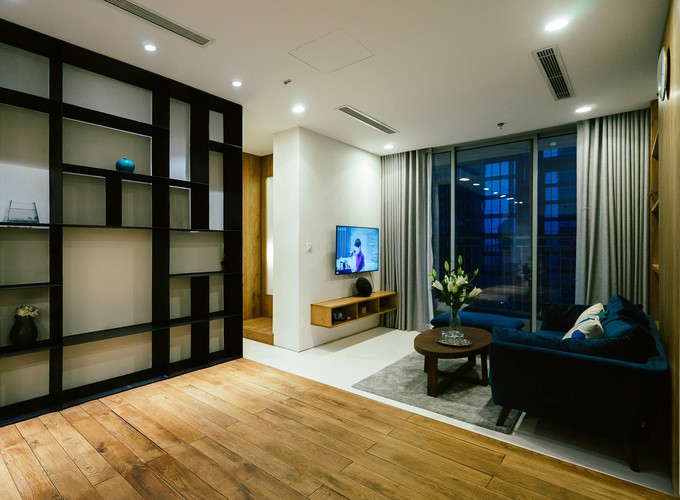 Hai vật liệu chính được sử dụng trong căn nhà là đá mài và gỗ tự nhiên. Toàn bộ gỗ sau khi xử lý kỹ thuật được hoàn thiện bằng phương pháp lau dầu dưỡng gỗ thay vì sơn PU. Điều này giúp giữ được vẻ đẹp tự nhiên của gỗ, bảo vệ sức khỏe cho người sử dụng đồng thời hạn chế tác động đến môi trường tự nhiên.