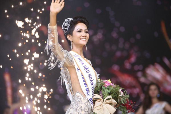 
Hhen Niê là cô gái đến từ buôn làng Tây Nguyên gây bất ngờ nhất trong Hoa hậu Hoàn vũ Việt Nam 2017. Câu chuyện về hành trình từ một cô gái Ê-đê bình thường đến vương miện Hoa hậu khiến nhiều người xúc động.
