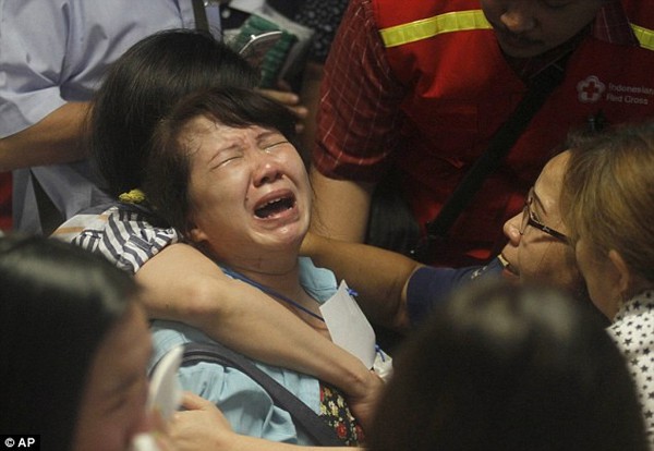 
Người thân đau đớn và uất ức với kết quả tìm kiếm của MH370.
