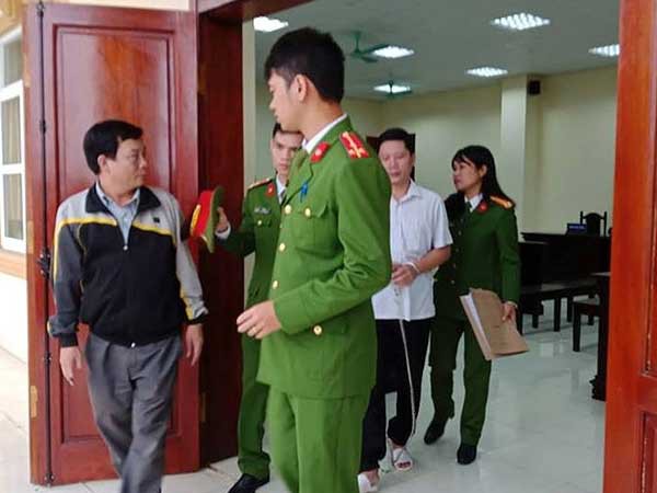 Bị cáo Đào Tuấn Nghĩa (áo trắng) lãnh án 12 năm tù vì tội lừa đảo chiếm đoạt tài sản.