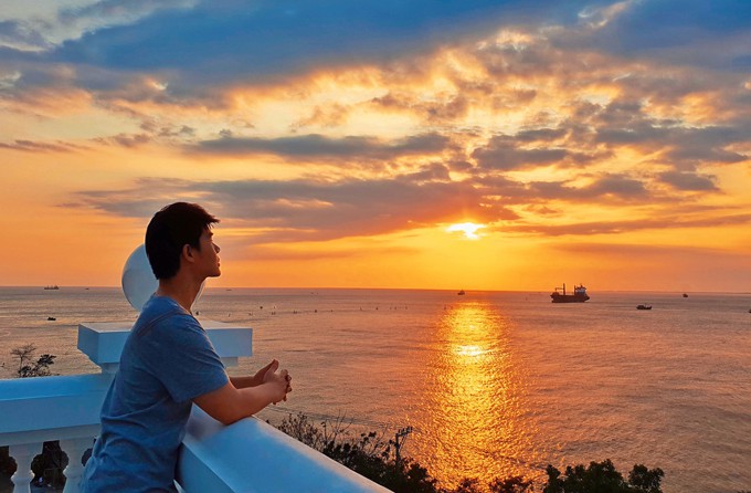 Nathan Lee rất thích đứng ở ban công hoặc trong sân nhà ngắm cảnh mặt trời mọc và lặn trên biển Vũng Tàu.