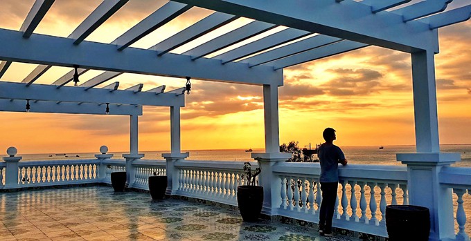 Anh có cuộc sống khá khép kín, ít bạn bè trong làng giải trí. Chàng ca sĩ tiết lộ vẫn đang độc thân vì chưa tìm được một nửa phù hợp.