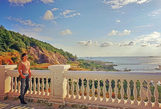 Bản thân anh cũng có bằng thạc sĩ kinh tế ở nước ngoài nên bên cạnh việc ca hát, anh còn đầu tư bất động sản. Nathan Lee đang có tài sản hàng trăm tỷ đồng và được mọi người biết đến là một tay chơi hàng hiệu có tiếng của làng giải trí.