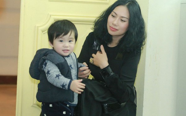 
Vợ và con trai Tùng Dương.
