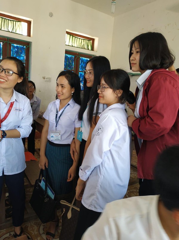 
Bức ảnh cô Luddavan Keomany (đeo kính, đứng giữa) chụp cùng học sinh nhận được nhiều lời khen từ cộng đồng mạng.
