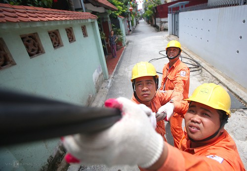 
Công nhân điện lực Hà Nội sửa chữa đường dây điện sinh hoạt tại quận Long Biên. Ảnh: Ngọc Thành
