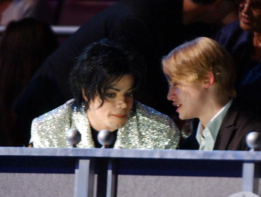 Michael Jackson và Macaulay Culkin trong lễ kỷ niệm 30 năm sự nghiệp của Michael tại New York năm 2001.