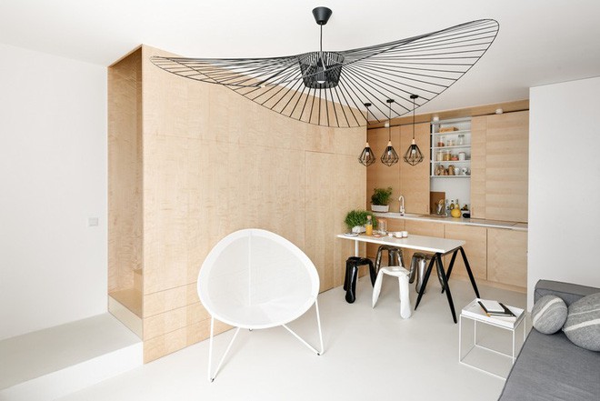 Vì ngôi nhà có diện tích khá khiêm tốn nên chủ nhân đã nhờ tới sự trợ giúp của một xưởng kiến trúc khá nổi tiếng với mong muốn họ sẽ giúp đỡ mình trong công cuộc xây dựng và kiến thiết không gian sống được hoàn hảo nhất.