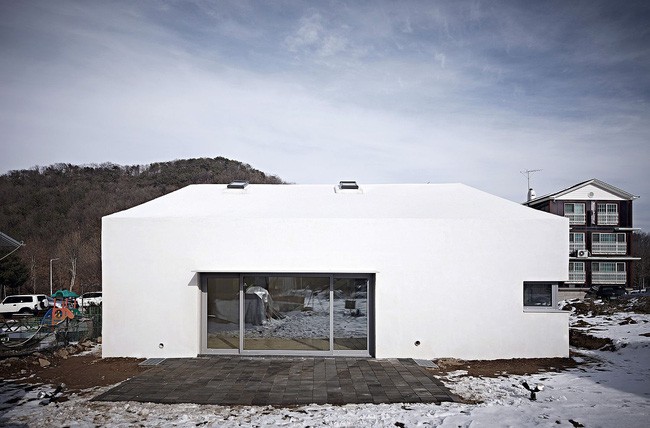 Vẻ bên ngoài thanh lịch và hiện đại nhờ gam màu trắng của ngôi nhà Paju Brave House.