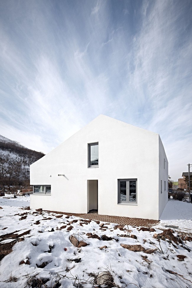 Ngoại thất có màu trắng của ngôi nhà hòa quyện vào phông nền tuyết của thiên nhiên.