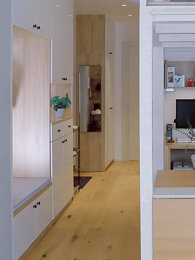 Lối vào nhà được thiết kế khéo léo, bố trí tủ đựng giày đa năng ở hai bên tường cạnh cửa chính.