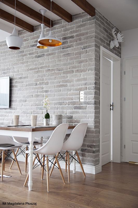 
Giữa những bức tường trắng và trang trí lấy cảm hứng từ thiên nhiên, có một sự ấm áp yên tĩnh tỏa ra đặc biệt từ không gian bếp và phòng khách.
