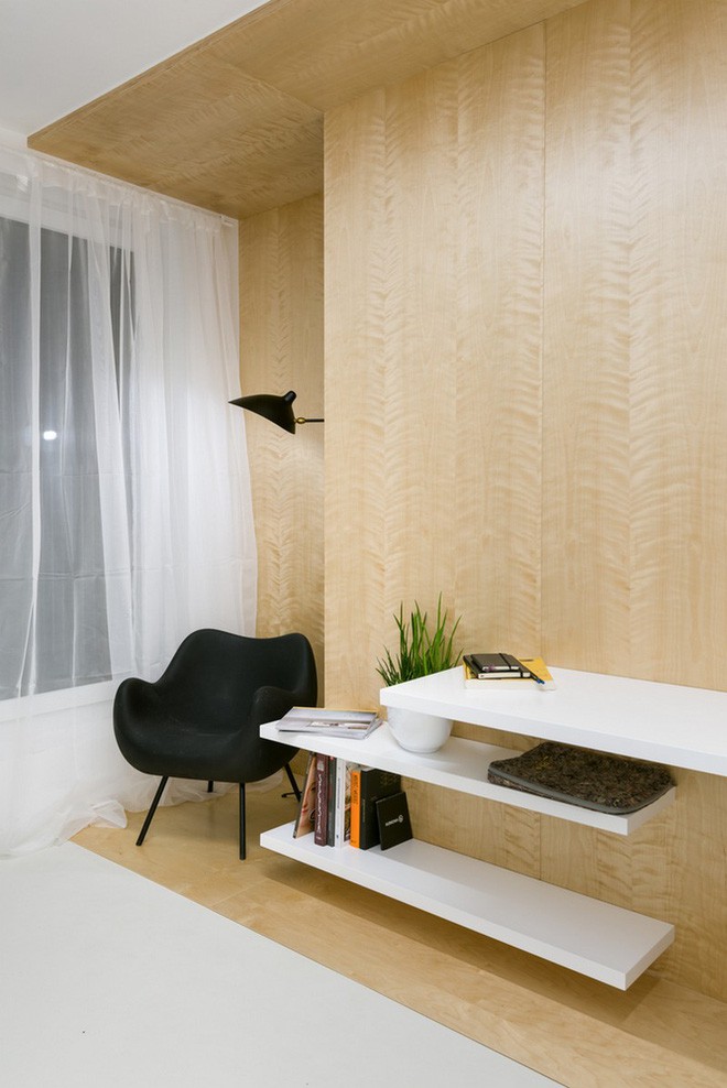 Phần nếp gấp nhỏ thừa ra trong không gian phòng được khéo léo đặt chiếc ghế ngồi và đèn chiếu sáng, tạo thành góc nhỏ riêng tư của chủ nhân.