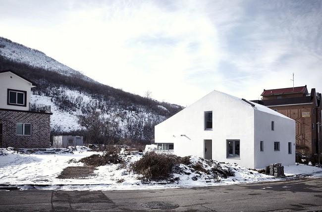 Phong cảnh tuyết phủ xung quanh ngôi nhà.