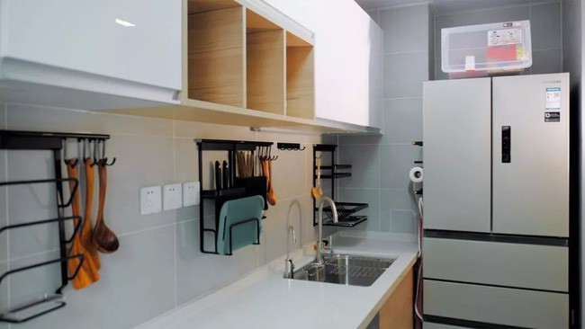 Tủ lạnh được bố trí ngay phía trong cùng vừa tiết kiệm diện tích vừa giúp phòng bếp rộng hơn so với diện tích thực.