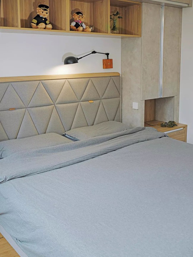 Phòng ngủ đơn giản, ấm cúng.