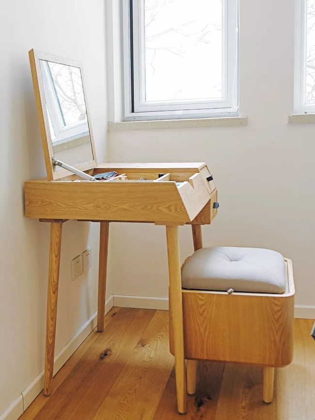 Bàn làm việc nhỏ gọn, tích hợp thêm chức năng lưu trữ đồ.