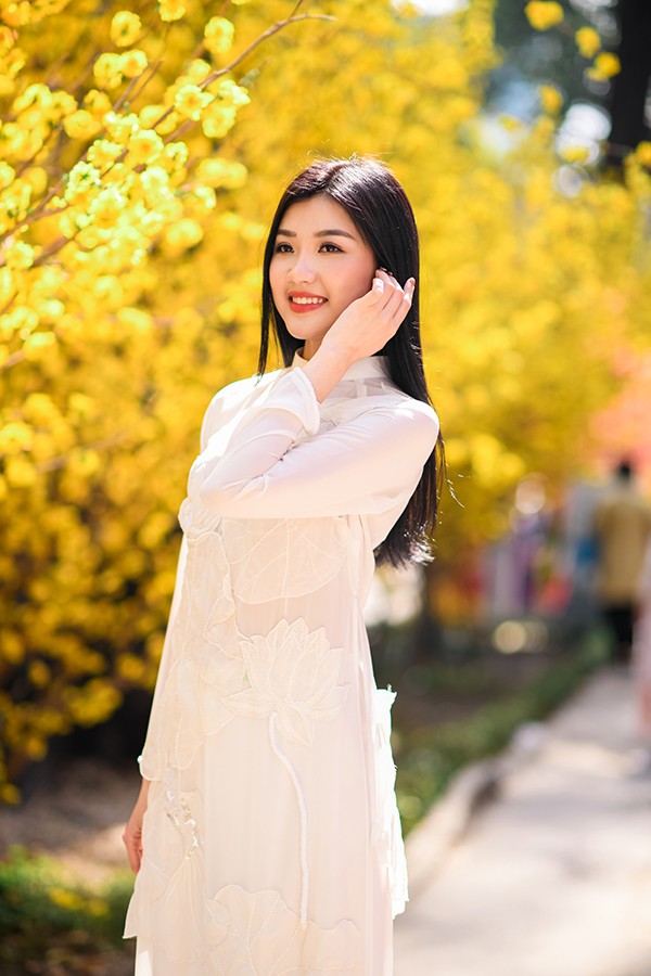 Lương Thanh tên thật Lương Huyền Thanh, sinh năm 1996 tại Thanh Hóa. Cô sở hữu chiều cao 173 cm cùng vóc dáng gợi cảm, gương mặt xinh đẹp.