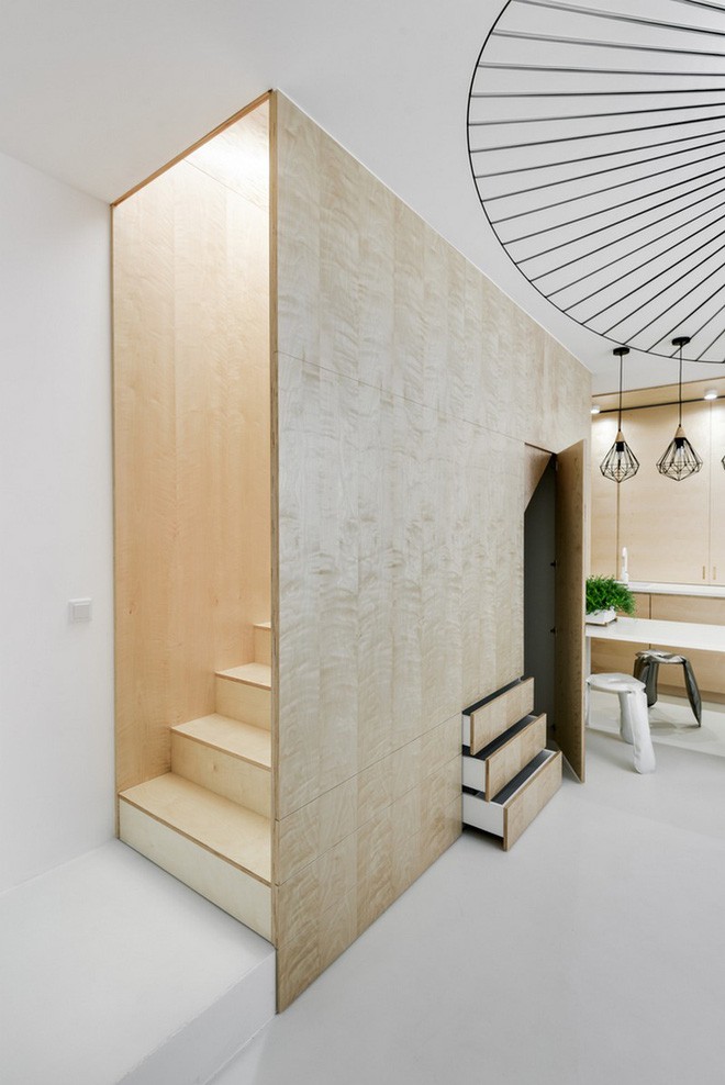 Điều bí mật ẩn giấu sau lớp tủ đó là các không gian chức năng khác được tích hợp một cách khéo léo như tủ đựng quần áo, gương soi và không gian rỗng lớn như một nhà kho.