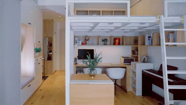 Phía trong là bàn làm việc.