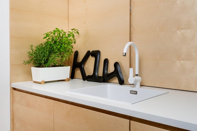 Phòng bếp với các đồ chức năng đơn giản, cần thiết.