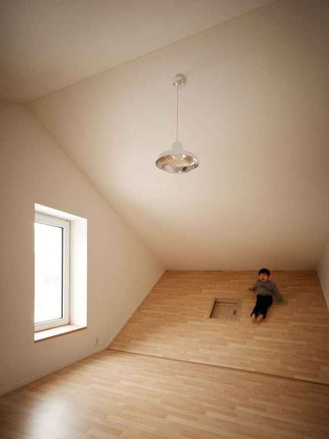 Phòng ngủ ở tầng trên với sự sắp xếp không gian độc đáo.