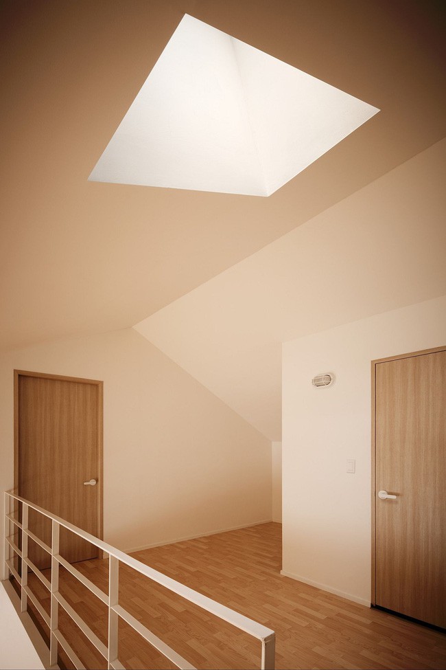 Sử dụng giếng trời để lấp đầy ánh sáng tự nhiên dồi dào cho ngôi nhà.