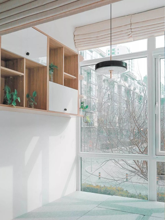 Ban công thoáng đãng nhờ bức tường kính trong suốt thu trọn cảnh đẹp bên ngoài vào nhà.