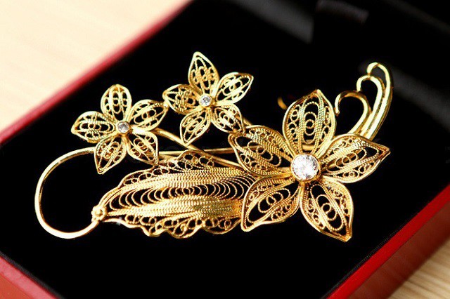 Trong hình là cài áo hoa lan vàng quà 8/3 được chế tác từ chất liệu bạc trắng nguyên chất và mạ vàng 24K.