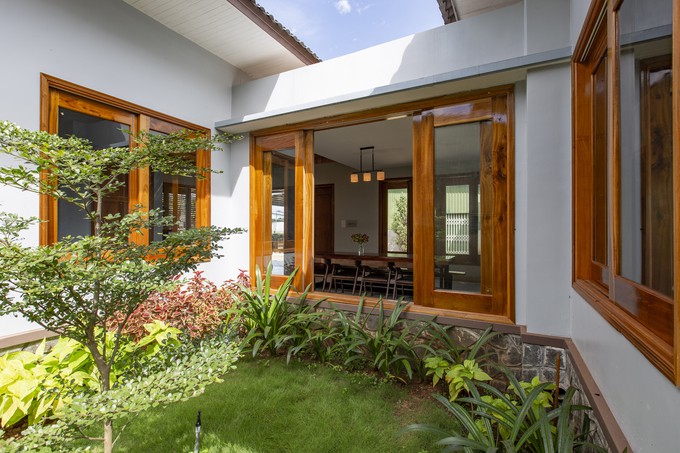 Ngoài lớp mái tôn giả ngói lợp bên ngoài như đa số các nhà xung quanh, phía trong ngôi nhà còn một lớp trần gỗ thông, ở giữa là khoảng đệm dành cho không khí. Đây vừa là giải pháp chống nóng, vừa giảm tiếng ồn khi mưa rơi xuống mái tôn, ở trong nhà chỉ nghe thấy tiếng mưa rơi rất nhỏ.