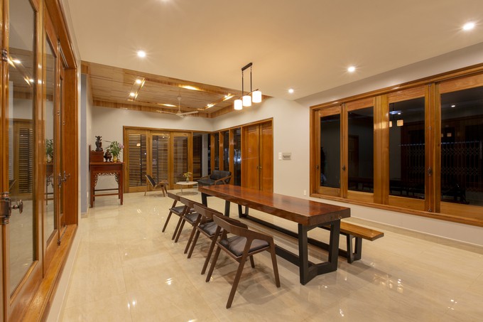 Phòng khách và phòng ăn liên thông, tạo thành một không gian rộng rãi 45m2 đáp ứng được nhu cầu thường xuyên tổ chức đám giỗ, đám tiệc.