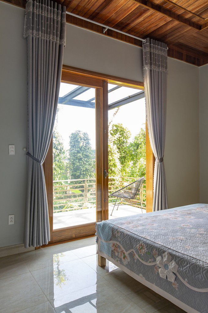 Chủ nhà cũng như người dân địa phương có thói quen tiếp khách thân mật ở bàn ăn. Bàn ăn cũng là nơi gắn kết gia đình trong mỗi bữa cơm chung, vì thế được đặt trang trọng giữa nhà, ở khu vực kết nối giữa hai khối nhà, với mái bằng đổ bê tông.