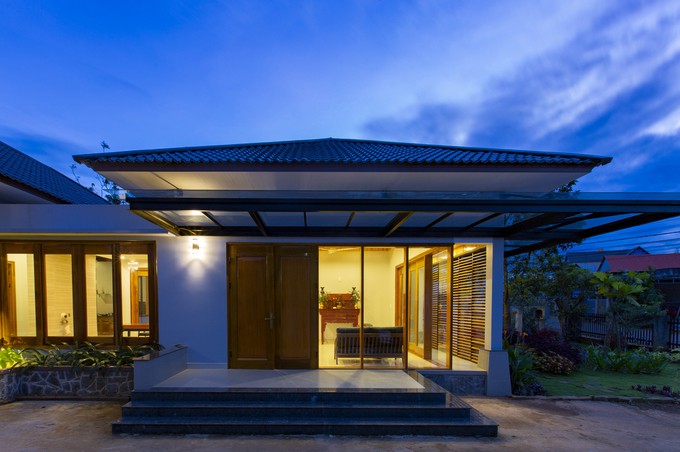 Với quan điểm phòng ngủ cũng là nơi thư giãn, KTS. Nguyễn Thanh Tuấn không quên thiết kế view ra sân vườn cho tất cả bốn phòng ngủ.