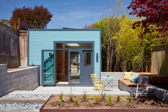 Sau khi cải tạo, khu vực sân sau được quy hoạch khá ấn tượng bằng cách lát sàn, tạo khu vực trò chuyện bằng ghế dài từ vật liệu xây dựng thông thường.