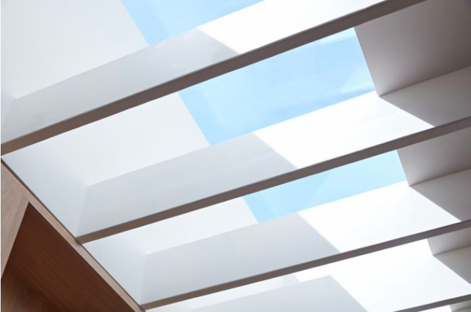 Phần trần của ngôi nhà nhỏ cũng được thiết kế một phần với kính để tạo giếng trời, mang đến không gian kết nối tinh tế và hài hòa với thiên nhiên bên ngoài.