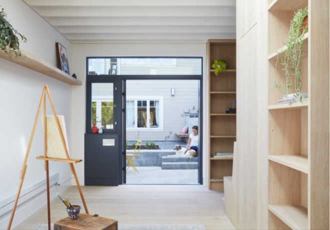 Chỉ cần đặt thêm bộ bàn ghế được sơn với gam màu của nắng và của bầu trời xanh bình yên, dịu dàng. Từ không gian bên trong có thể ngắm trọn khoảng sân sau đáng yêu, thư thái.