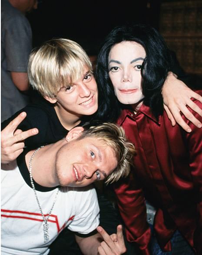 Michael Jackson thân thiết với anh em Nick Carter (áo trắng) và Aaron Carter (áo đen) khi còn sống.